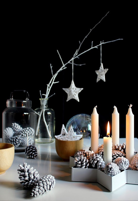 idées-déco-maison-Noël-étoiles-décoratives-blanches-pommes-pin-bougies-blanches idées déco maison