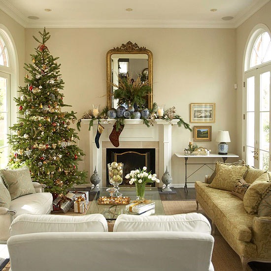 idées-décoration-Noël-salle-séjour-boules-Noel-or-vase-transparent-sapin-Noel-vert
