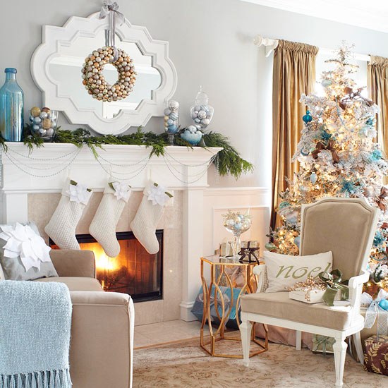 idées-décoration-Noël-salle-séjour-chaussettes-blanches-déco-sapin-blanc-bleu