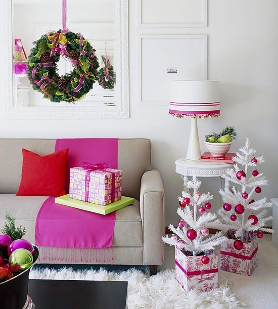 idées-décoration-Noël-salle-séjour-couronne-naturelle-ruban-rose-sapins-blancs