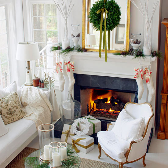 idées-décoration-Noël-salle-séjour-couronne-naturelle-verte-chaussettes-blanches-rubans-rouge-blanc idées décoration de Noël