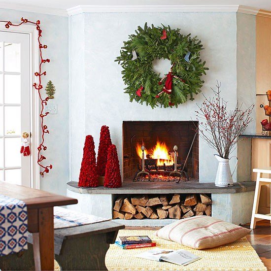 idées-décoration-Noël-salle-séjour-couronne-verte-naturelle-guirlande-rouge-fenêtre-sapins-rouges idées décoration de Noël