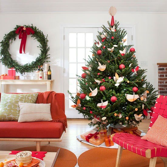idées-décoration-Noël-salle-séjour-couronne-verte-ruban-rouge-sapin-Noel-ornements-papier-boules-rouges