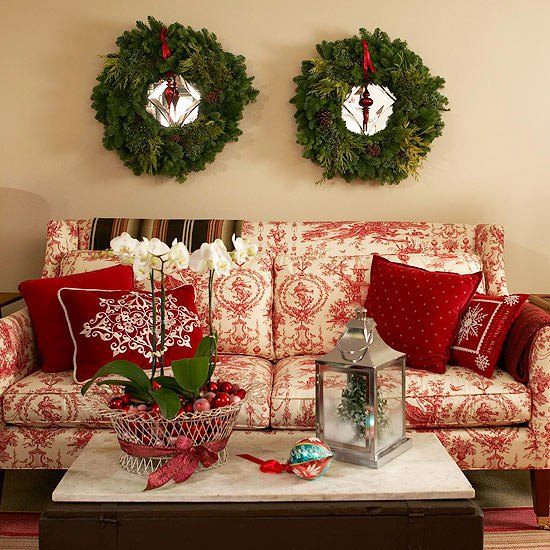 idées-décoration-Noël-salle-séjour-couronnes-naturelles-vertes-boules-Noel-rouges