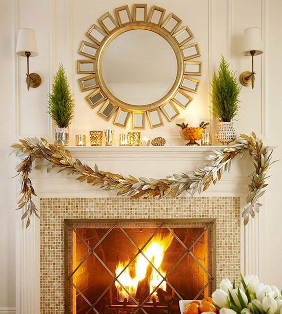 idées-décoration-Noël-salle-séjour-guirlande-manteau-cheminée-couleur-or-petits-sapins-décoratifs