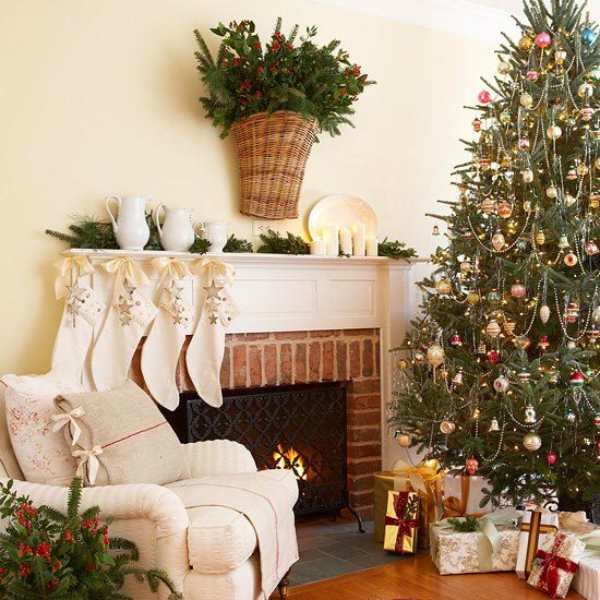 idées-décoration-Noël-salle-séjour-guirlandes-boules-Noel-couleur-or-chaussettes-blanches idées décoration de Noël