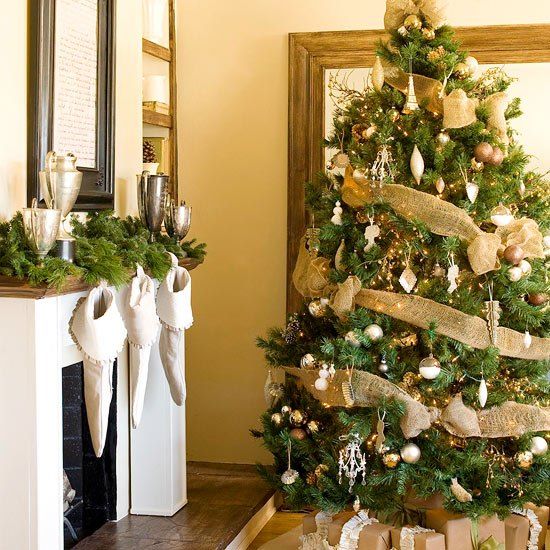 idées-décoration-Noël-salle-séjour-guirlandes-or-boules-Noel-chaussetes-blanches idées décoration de Noël