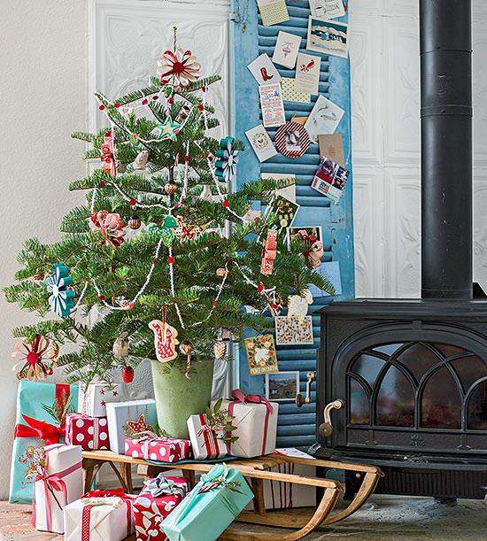 idées-décoration-Noël-salle-séjour-guirlandes-ornements-fleurs-papier-cadeaux idées décoration de Noël