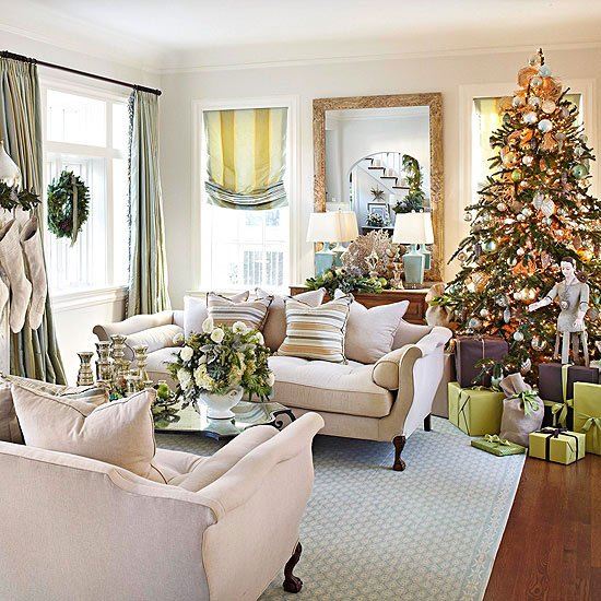 idées-décoration-Noël-salle-séjour-ornements-sapin-Noel-couronne-fenêtre-cadeaux idées décoration de Noël