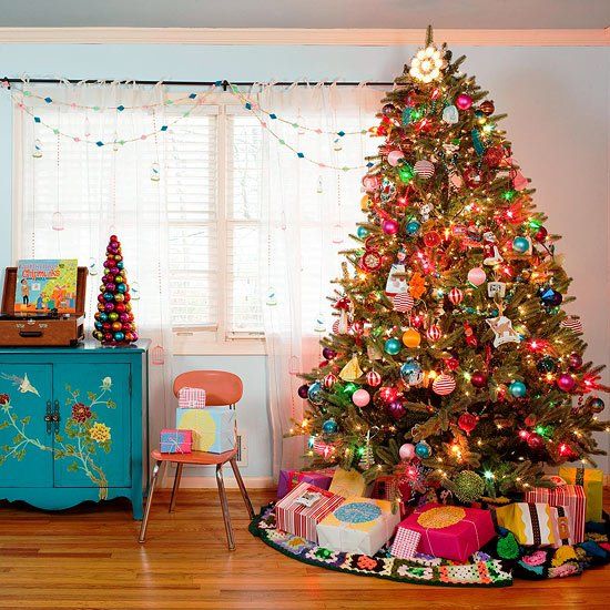 idées-décoration-Noël-salle-séjour-ornements-sapin-multicolores-cadeaux idées décoration de Noël