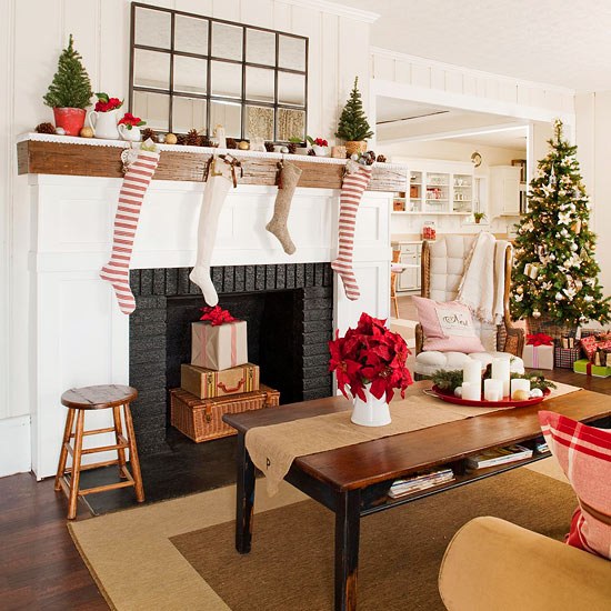 idées-décoration-Noël-salle-séjour-petits-sapins-décoratifs-chaussettes-blanc-rouge-Étoile-Noel-rouge idées décoration de Noël