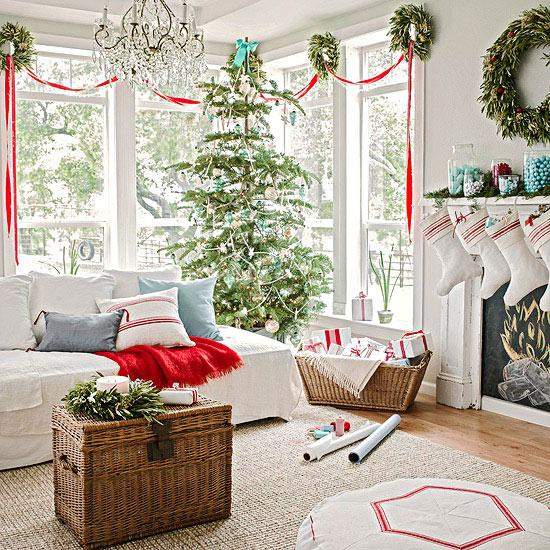 idées-décoration-Noël-salle-séjour-rubans-rouges-couronnes-naturelles-bougie-blanche idées décoration de Noël
