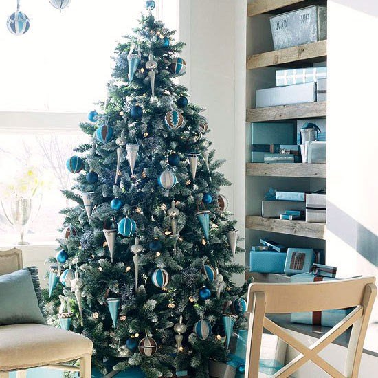 idées-décoration-Noël-salle-séjour-sapin-déco-bleu-couleur-argent-ornements idées décoration de Noël