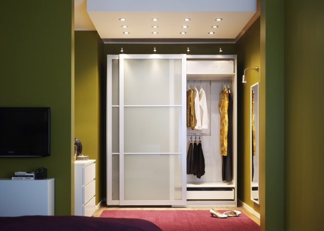 idées-porte-coulissante-optimiser-espace-maison-garde-robe-beau-luminaire