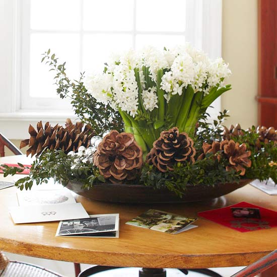 idées-table-Noël-déco-arrangement-branches-vertes-pommes-pin-fleurs-blanches