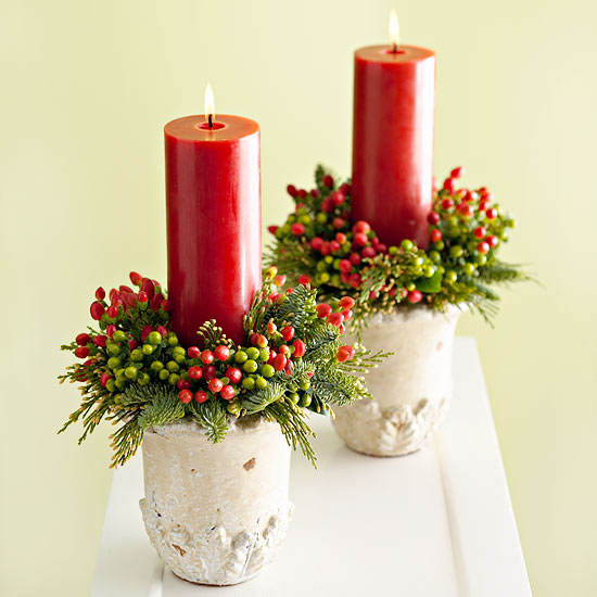 idées-table-Noël-déco-bougies-rouges-décorées-vases-blancs-couronnes-décoratives idées table de Noël