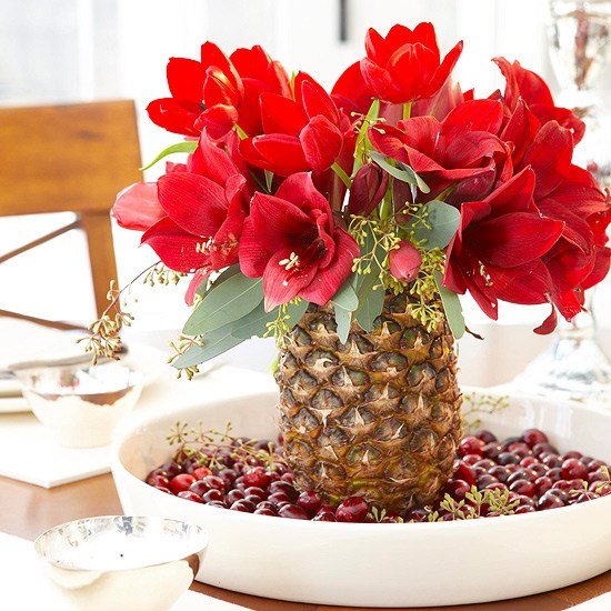 idées-table-Noël-déco-fleurs-rouges-ananas-vase-baies-rouges idées table de Noël