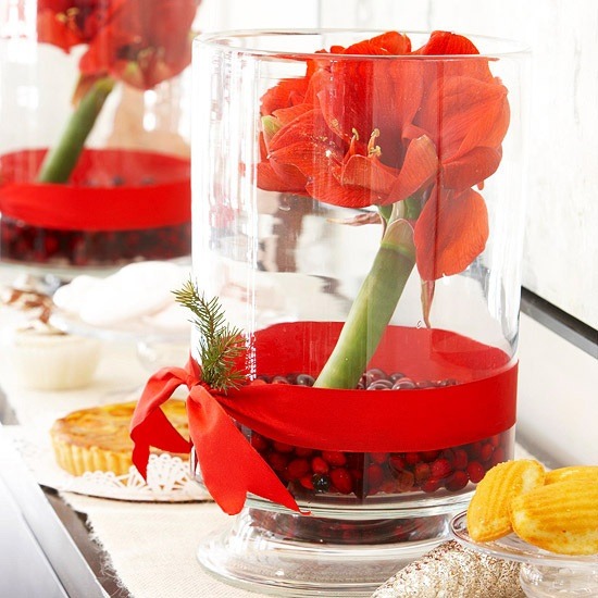 idées-table-Noël-déco-fleurs-rouges-rubans-rouges-biscuits idées table de Noël