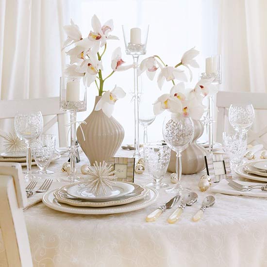 idées-table-Noël-déco-orchidées-blanches-flocons-neige-décoratifs-argentés-nappe-blanche idées table de Noël