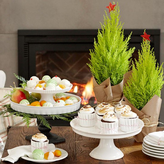 idées-table-Noël-déco-petits-sapins-décoratifs-pots-petits-gâteaux idées table de Noël