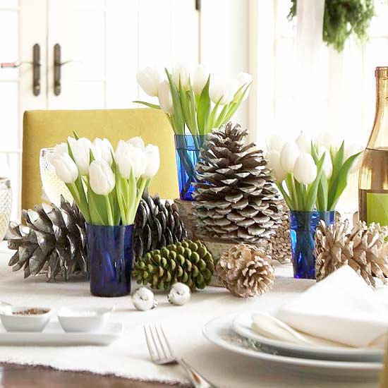 idées-table-Noël-déco-tulipes-blanches-pommes-pin idées table de Noël