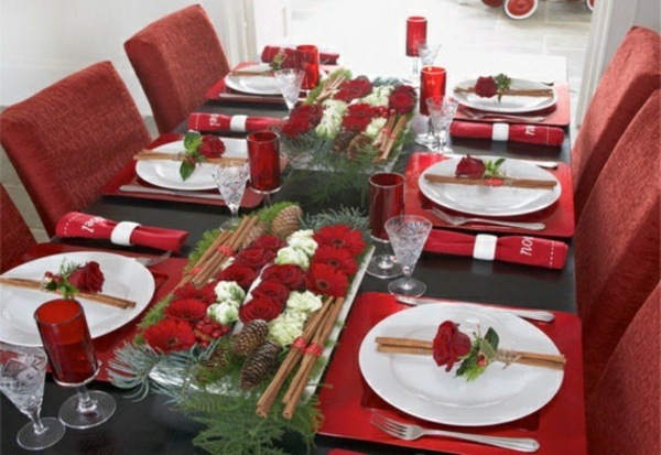 idées-table-Noël-décoration-arrangement-fleurs-rouges-blanches-pommes-pin idées table de Noël