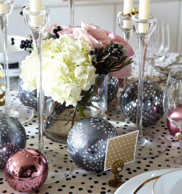idées-table-Noël-décoration-bougeoirs-cristal-nappe-blanche-pois-noirs-boules-bleu-lilas-clair idées table de Noël