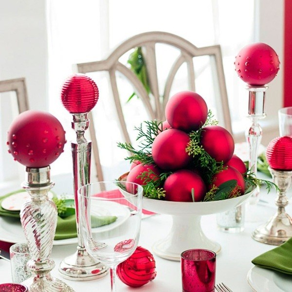idées-table-Noël-décoration-boules-rouges-Noel-bougeoirs-cristal idées table de Noël