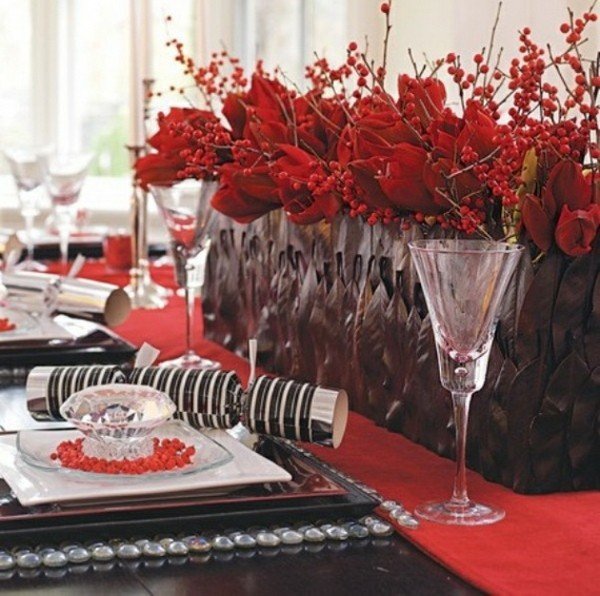 idées-table-Noël-décoration-fleurs-rouges-baies-rouges-chemin-table-rouge idées table de Noël