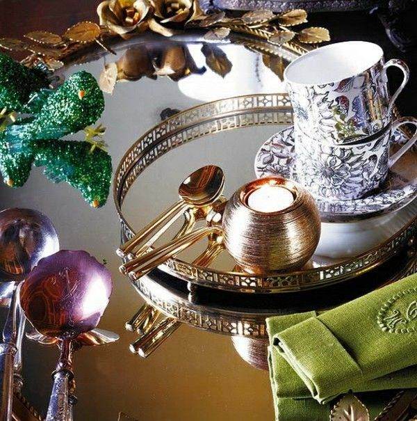 idées-table-Noël-décoration-ustensiles-couleur-or-plateau-bougeoir-oiseau-décoratif-vert idées table de Noël