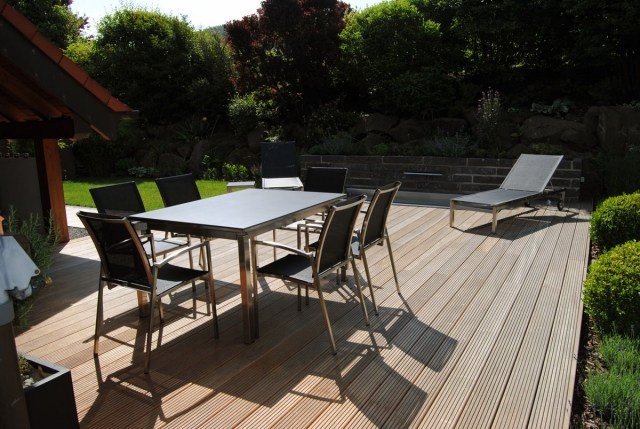 idées-terrasse-bois-imitation-bois-mobilier-chaise-longue-jardin idées terrasse bois
