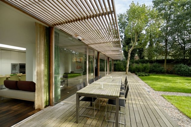 idées-terrasse-bois-longue-élégante-table-bois-chaises-jardin idées terrasse bois