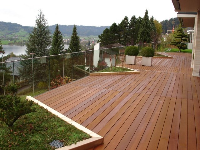 idées-terrasse-bois-spacieuse-vue-garde-corps-transparent idées terrasse bois