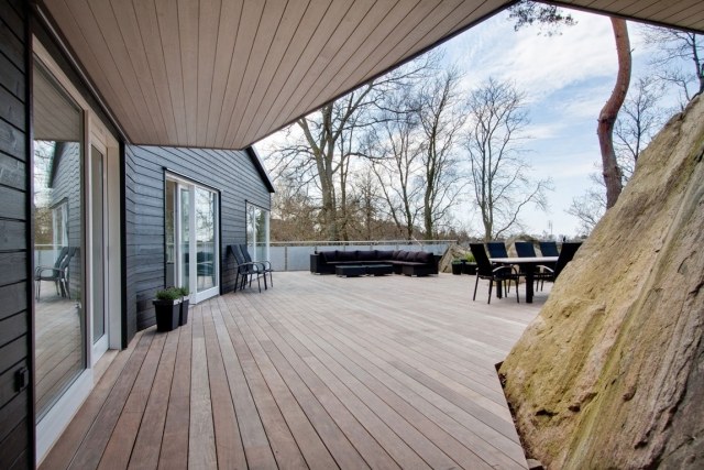 idées-terrasse-bois-spacieuse-élégante-salon-noir-vue idées terrasse bois