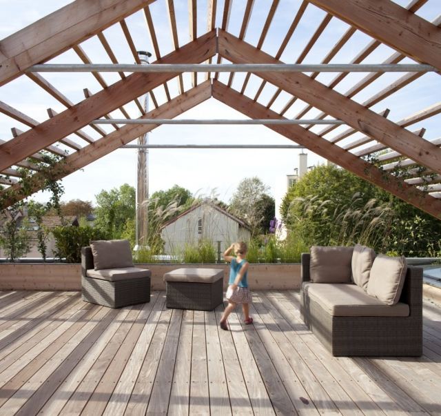 idées-terrasse-bois-toit-terrasse-mobilier-rotin-élégant-plantes idées terrasse bois