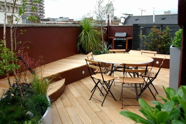 idées-terrasse-bois-toit-terrasse-mobilier-élégant-bois-plantes-vertes idées terrasse bois