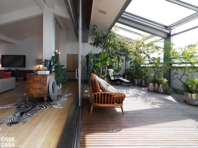 idées-terrasse-bois-élégante-toit-canapé-jardinières-métalliques-plantes idées terrasse bois