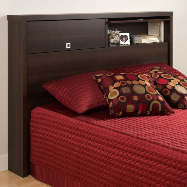 idées-tête-de-lit-espace-rangement-materiau-bois-coussins-tout-confort