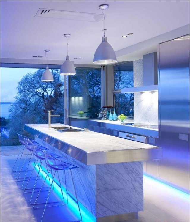 idées d'éclairage de cuisine LED bleu sous bar