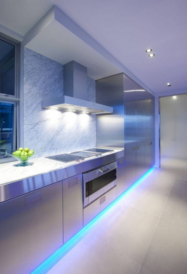 idées d'éclairage de cuisine LED rubans bleus