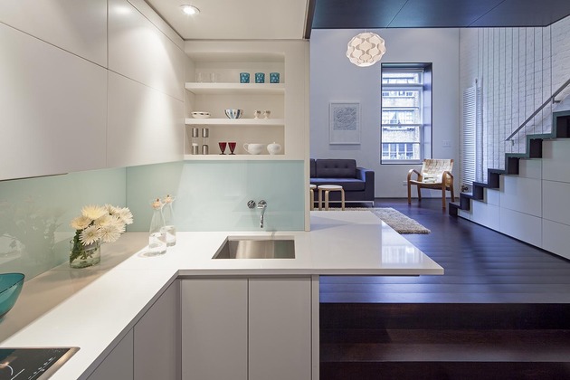 loft rénové cuisine minimaliste vers le petit salon blanche  meubles espace