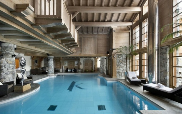Le bois est présent même ici piscine intérieure luxe vacances