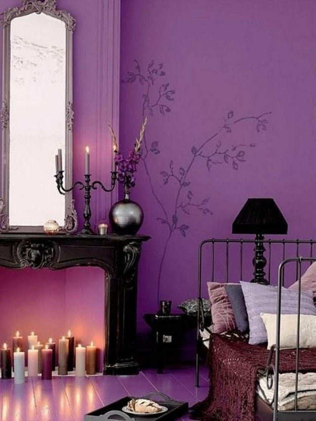lampe-chevet-noire-élégante-design-épuré-murs-pourpre-bougies-grand-miroir lampe de chevet