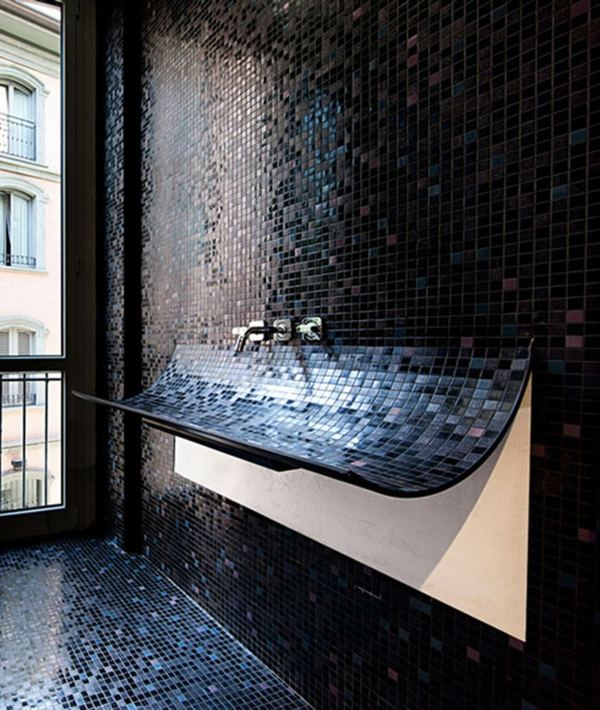 lavabo ultra original comme extension mur mosaique