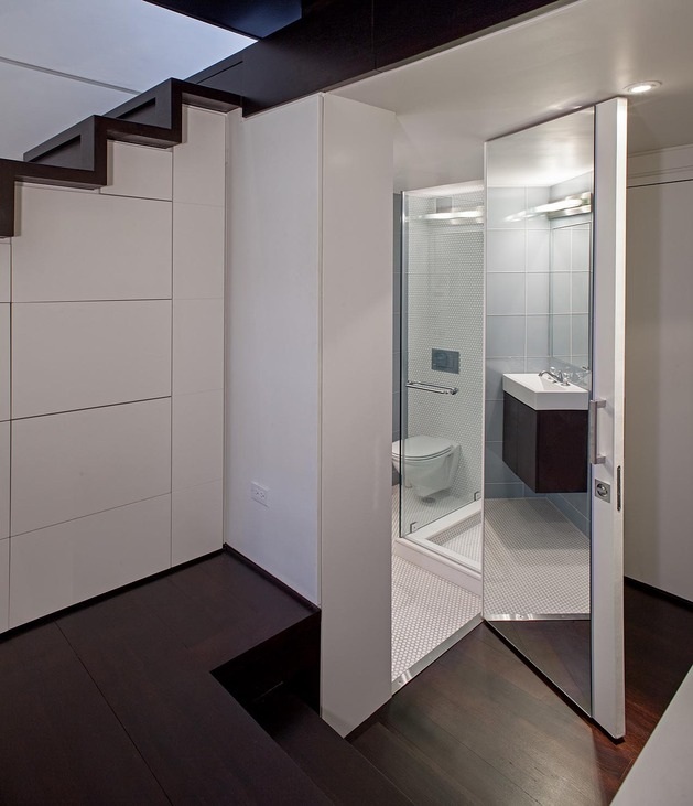 loft desiggn  salle de bains trouve au même niveau que la cuisine miroirs blanche 