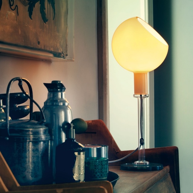 luminaire-design-Parola-lampe-poser-FOntana-Arte-élégante-lumière-jaune-agréable
