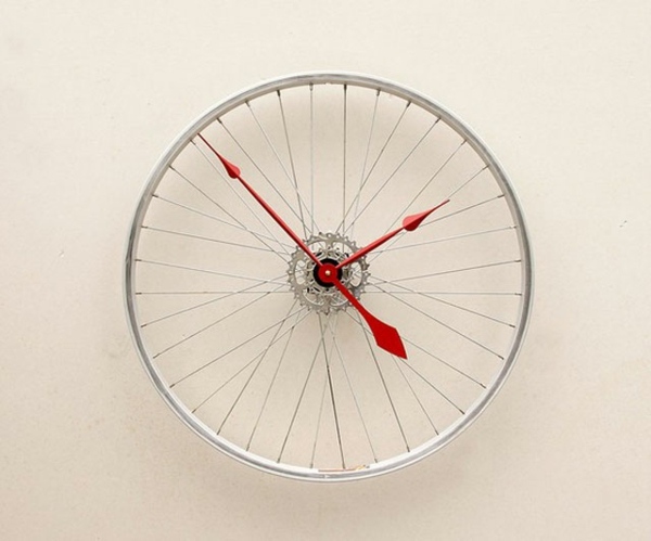 magnifique horloge vieille rouge bicyclette