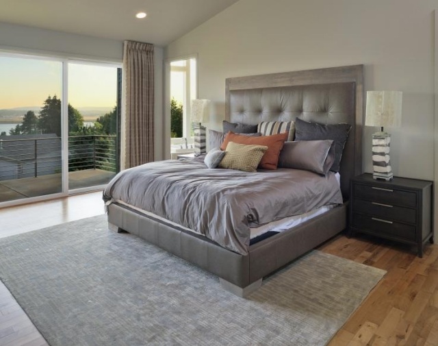 maison-contemporaine-chambre-coucher-lit-grand-gris-tapis-gris-balcon