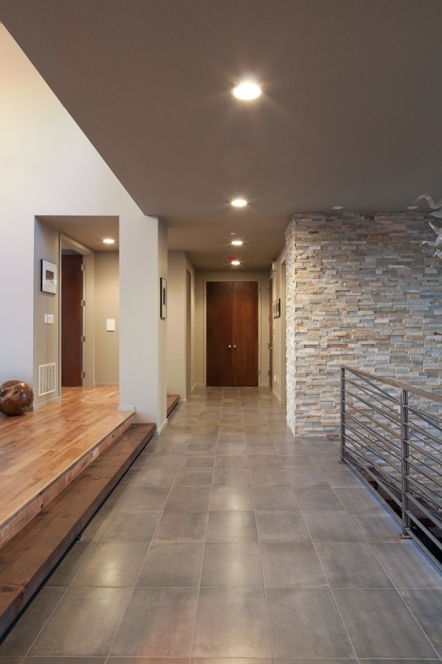 maison-contemporaine-couloir-escalier-murs-pierre-décorative