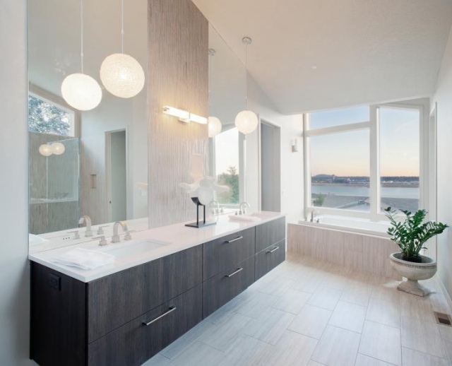 maison-contemporaine-salle-bains-claire-suspensions-meuble-vasque-bois-baignoire maison contemporaine